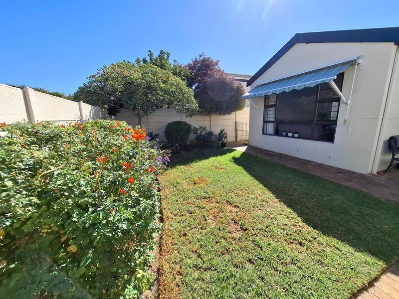 To Let 3 Bedroom Property for Rent in Land and Zeezicht Western Cape